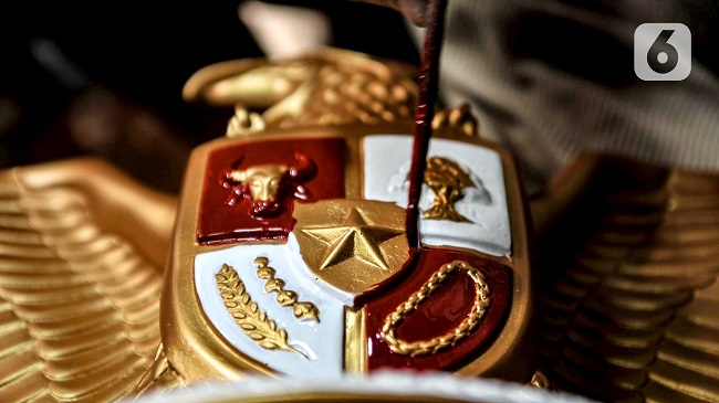 A statue of Garuda Pancasila, a symbol of the Indonesian nation-state, being painted and finished by a craftsman / merdeka.com/Iqbal S. Nugroho