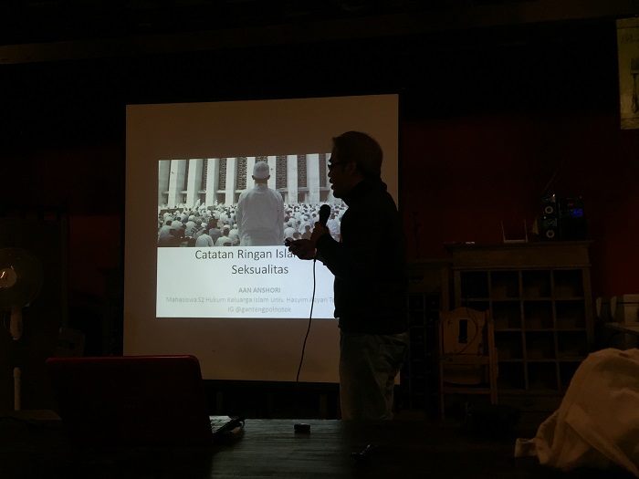 Aan Anshori starts his presentation on Islam and sexuality / Diego Garcia Rodriguez