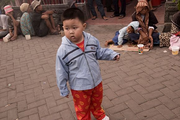 A social gap? Beggars gather outside the Bon Tek Bio Temple, Tangerang, West Java, Chinese New Year 2008 / Henri Ismail